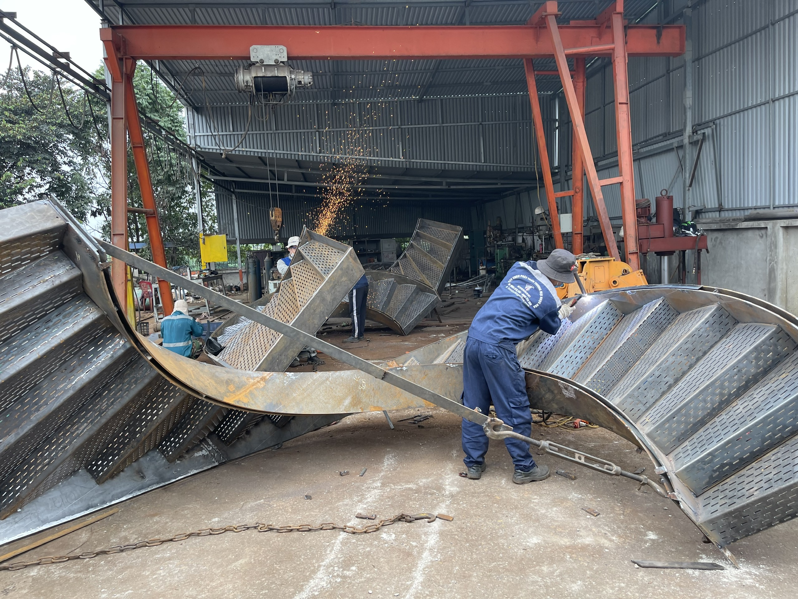 thi công cầu thang xoắn tại xưởng